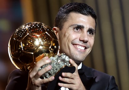 Rodri, ganador del Balón de Oro 2024, posa con el trofeo.