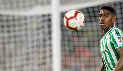 Júnior Firpo trata de controlar el balón durante un partido del Betis.