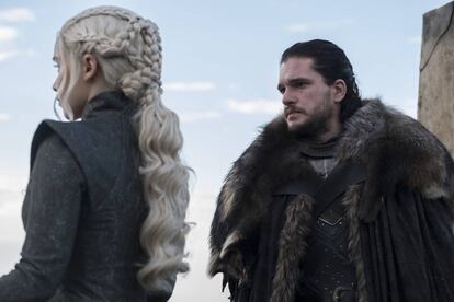 Daenerys e Jon conversam.