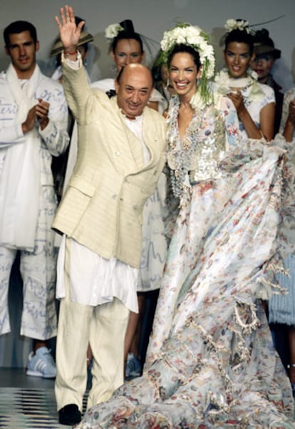 Francis Montesinos saluda al término de su desfile en la pasarela Cibeles de Madrid, el 21 de septiembre de 2005.