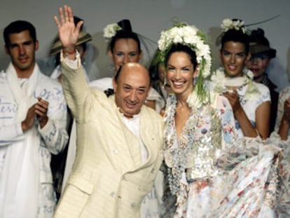 Francis Montesinos saluda al término de su desfile en la pasarela Cibeles de Madrid, el 21 de septiembre de 2005.