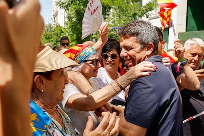 El 'president' de la Comunidad Valenciana, Carlos Mazón, saluda a los asistentes a la convocatoria del partido.