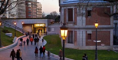 Una de las entradas al Museo del Prado, durante el atardecer.