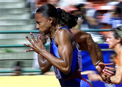 Marion Jones, velocista norteamericana investigada por THG pero que siempre superó las pruebas antidopaje,  en una carrera de los mundiales de  Canadá de  2001.