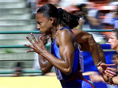 Marion Jones, velocista norteamericana investigada por THG pero que siempre superó las pruebas antidopaje,  en una carrera de los mundiales de  Canadá de  2001.