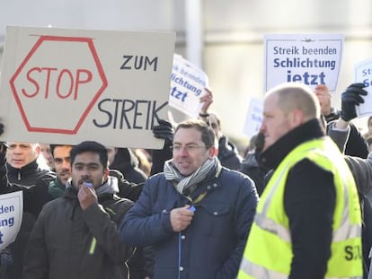 Miembros de la tripulación de tierra piden la finalización de la huelga a las puertas de la sede de Lufthansa en Fráncfort (Alemania).