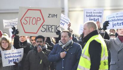 Miembros de la tripulación de tierra piden la finalización de la huelga a las puertas de la sede de Lufthansa en Fráncfort (Alemania).