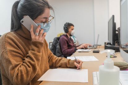 La Fundación La Caixa acaba de abrir dos convocatorias destinadas a dar apoyo a nuevas investigaciones que analicen el impacto social de la crisis del coronavirus. La iniciativa dispone de una dotación de 180.000 euros.