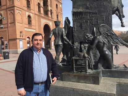 Julio Fernández, veterinario, junto a la plaza de Las Ventas.