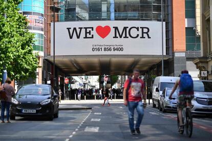 Uma placa onde se lê "Nós amamos MCR" foi instalada acima da rua principal de Manchester em solidariedade às vítimas da tragédia