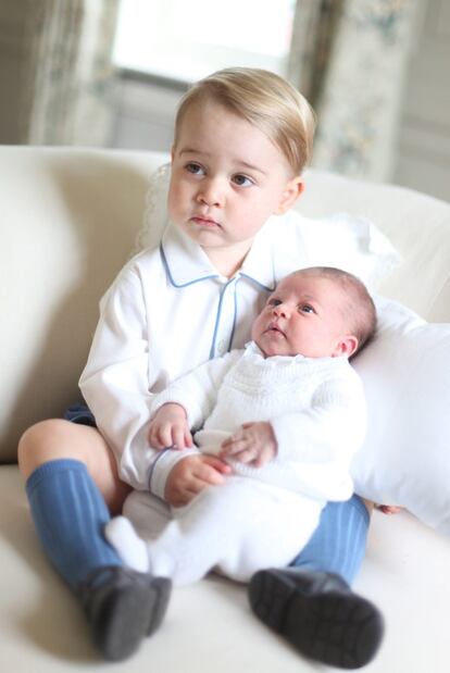 Desde su niñez, la duquesa de Cambridge ha decidido convertirse en una de las fotógrafas oficiales de sus hijas. En la imágen, la primera foto oficial de la pequeña con su hermano mayor, el príncipe Jorge, realizada por su madre.