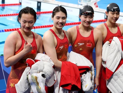 De izquierda a derecha, Yang Junxuan, Tang Muhan, Zhang Yufei and Li Bingjie celebran el oro del relevo.