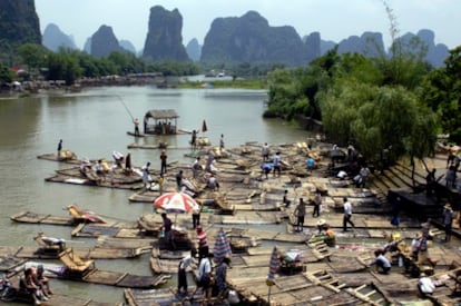 La sobreexplotación de los ríos provoca su contaminación. En la foto, balsas de bambú para transportar turistas en un afluente del río Li, en Guilin.