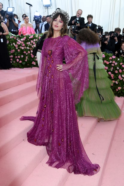 Para rendir tributo a la estética 'camp', sin ser ella demasiado de eso, se atrevió en la Gala Met de 2019 con este vestido de Gucci en color fucsia con un corazón derramando sangre en mitad del pecho. La corona plateada la podemos interpretar años después como su coronación como reina de las alfombras rojas.