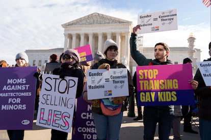 Manifestantes en contra de los derechos de las personas transgénero protestan durante una concentración frente al Tribunal Supremo, el 4 de diciembre de 2024, en Washington.