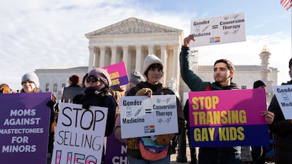 Manifestantes en contra de los derechos de las personas transgénero protestan durante una concentración frente al Tribunal Supremo, el 4 de diciembre de 2024, en Washington.