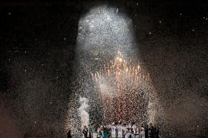 Los jugadores del Real Madrid siguen los fuegos artificiales durante la celebración en el Bernabéu.