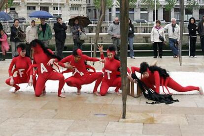 Los intérpretes de Gaitzerdi promocionan el Fant con su representación de ayer junto al Museo Guggenheim.