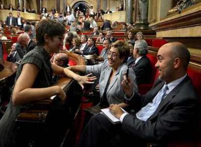 Daniel Sirera junto a Dolors Montserrat (PPC) y Dolors Camats (ICV) en el debate de política general en el Parlament.