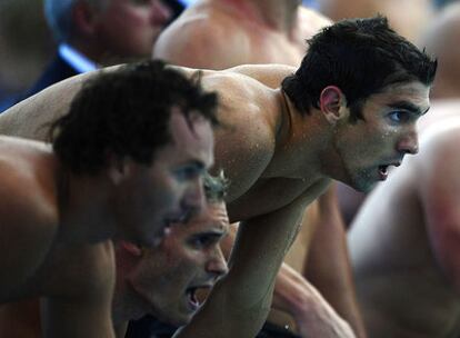Michael Phelps sigue junto a sus compañeros del relevo estadounidense la carrera del cuatro por 100 estilos de ayer.