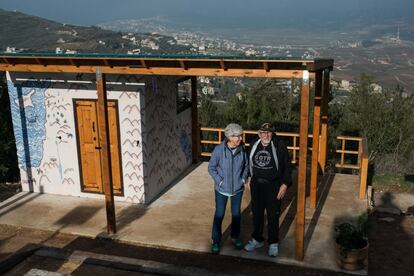Los estadounidenses Christine y Raymond Busch en la misión cristiana evangélica del kibutz israelí de Misgav Am, en la frontera con Líbano.