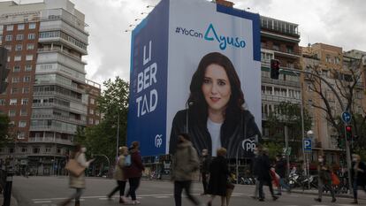 Cartel de la campaña de Isabel Díaz Ayuso frente al hospital de La Princesa.