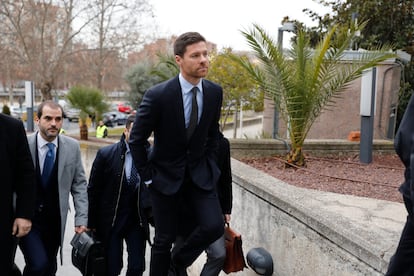 Xabi Alonso, se dirige a la Audiencia Provincial de Madrid para ser juzgado por la comisión de tres delitos contra la Hacienda Pública durante los ejercicios fiscales de 2010, 2011 y 2012, en 2019.