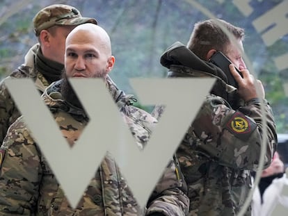 Visitantes vestidos con camuflaje militar en la entrada del "Centro PMC Wagner", asociado al empresario y fundador del grupo militar privado Wagner, Yevgeny Prigozhin, durante la inauguración oficial del bloque de oficinas durante el Día de la Unidad Nacional, en San Petersburgo, Rusia, este sábado.