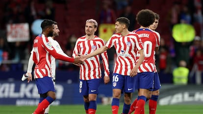 Los jugadores del Atlético de Madrid celebrar el tercer gol ante el Valencia, obra de Lemar.