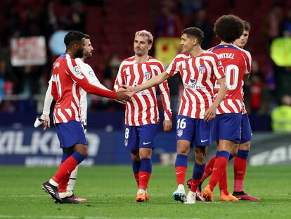 Los jugadores del Atlético de Madrid celebrar el tercer gol ante el Valencia, obra de Lemar.