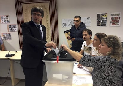 El presidente de la Generalitat, Carles Puigdemont, vota este domingo en el referéndum de independencia.