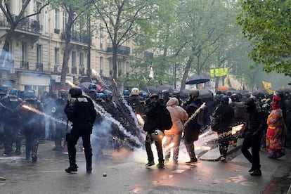 Un dispositivo pirotécnico explota durante los enfrentamientos entre manifestantes y policías en la manifestación de París.