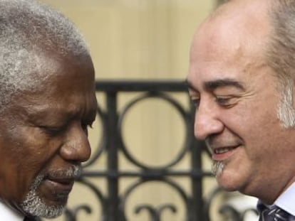 El exsecretario general de la ONU, Kofi Annan (i), se despide del diputado general de Guipúzcoa, Martín Garitano.