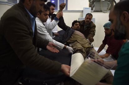 Personal sanitario atiende a uno de los heridos en el atentado de Kabul (Afganistán).