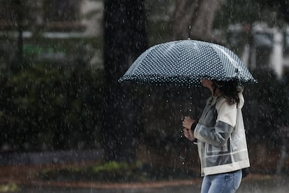 Una mujer se protege de la lluvia con un paraguas el pasado 11 de septiembre en Pamplona.