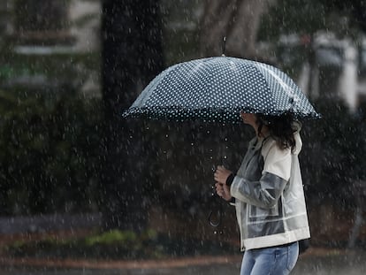 Una mujer se protege de la lluvia con un paraguas, el 11 de septiembre en Pamplona.