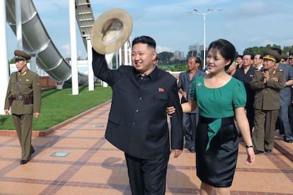 El líder norcoreano, Kim Jong-un, y su esposa, Ri Sol-hu, en la inauguración el pasado julio de un parque de atracciones en Pyongyang. La 'primera dama' lleva en la imagen uno de los broches que podrían haberle causado problemas.