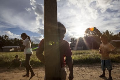 La luz natural marca el ritmo de la comunidad, que se levanta con el sol y se acuesta cuando éste desaparece. Los niños aprovechan para salir a entretenerse con juegos que en Occidente se han perdido, como la rayuela o el aro. Esta generación de jóvenes no está aprendiendo la lengua harakmbut, pues sueñan con salir fuera de la reserva y buscar otra forma de vida. En su lugar, aprenden el castellano y cada mañana van a la escuela, que es cristiana. Los nativos hablan de un cura español que los "occidentalizó" mediante la imposición religiosa y cambió sus nombres a otros cristianos. Los reeducó en un sistema más tradicional de comportamiento alejado de sus costumbres y ritos. Por suerte, algunas de esas tradiciones aún perduran.