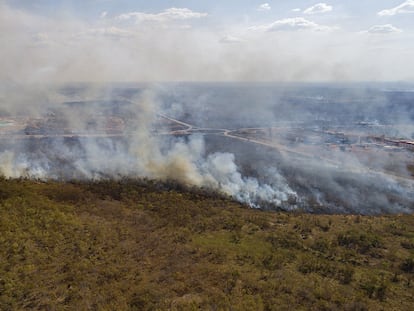 Vista general de un incendio a mediados de mes en la ciudad de Cuiabá en el Estado de Mato Grosso (Brasil).