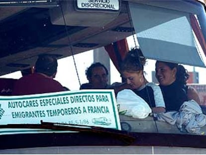Vendimiadores, ayer en Bailén, en uno de los autobuses en los que partieron hacia Francia.