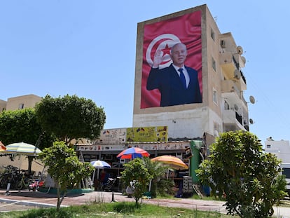 Un cartel con la imagen del presidente de Túnez Kais Said está desplegado en un edificio en la ciudad de Kairouan este martes.