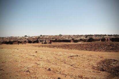 En el campo de Dzaleka, situado a 40 kilómetros de Lilongüe, la capital de Malawi, viven más de 25.000 refugiados y solicitantes de asilo procedentes de países vecinos como República Democrática del Congo, Burundi, Somalia y otros. Los donantes llevan muchos años aportando ayuda para este centro, y con otras crisis abiertas y la atención en otros puntos del planeta, en Dzaleka empieza a faltar de todo. Sobre todo porque no deja de llegar gente: en los últimos tiempos una media de 400 personas al mes, aunque afortunadamente el número de los que lo abandonan genera una suerte de equilibrio en la cifra total.