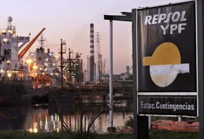 Instalaciones de la petrolera YPF, en Avellaneda, en la provincia de Buenos Aires (Argentina). 