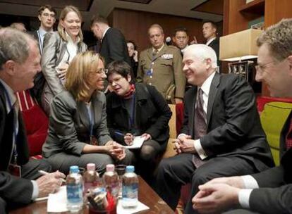 La ministra de Defensa, Carme Chacón, conversa con el jefe del Pentágono, Robert Gates, en Budapest.