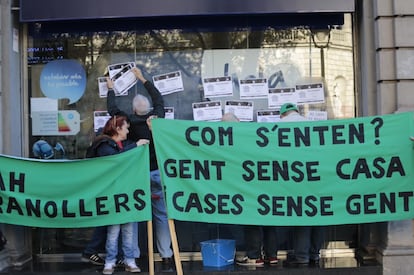 Els manifestants omplen una oficina d'Endesa de cartells i pancartes contra la pobresa energètica.