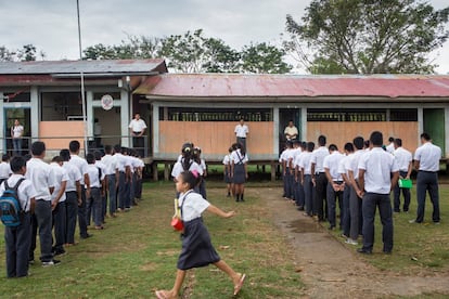 El colegio de Leoncio Prado ocupa ya su segunda localización dentro de la isla. El primero, construido de ladrillo, espera vacío que las aguas reclamen la tierra sobre la que se asienta. 