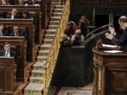 El l&iacute;der del PSOE, Alfredo P&eacute;rez Rubalcaba, se dirige al presidente del Gobierno, Mariano Rajoy, en el Congreso. 