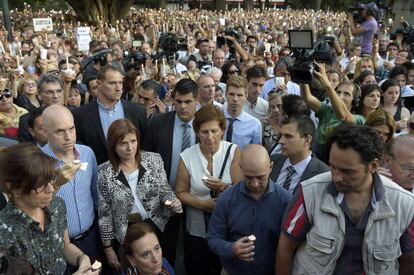 Sara Garfunkel (C), madre del fiscal argentino Alberto Nisman, sostiene una vela durante una vigilia en el primer aniversario de la misteriosa muerte de su hijo en Buenos Aires.