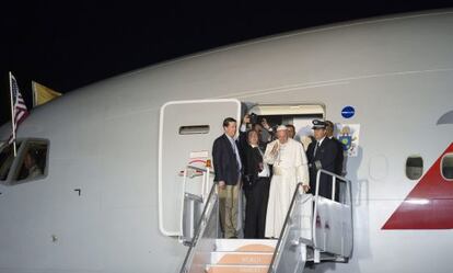 El Papa se despide antes de subir al avi&oacute;n, en Filadelfia. 