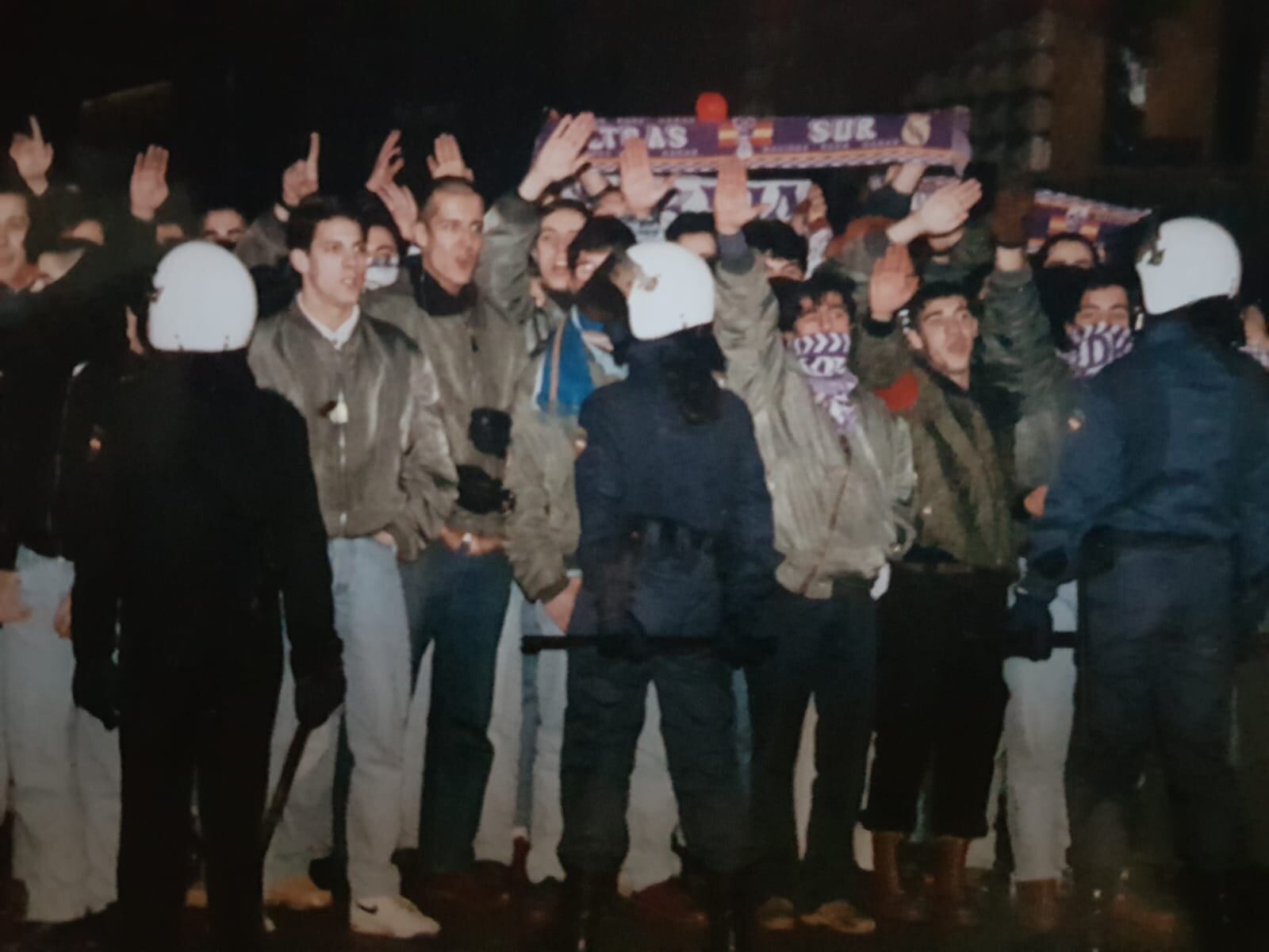 Tres de las primeras agentes antidisturbios de España, frente a ultras del Real Madrid.